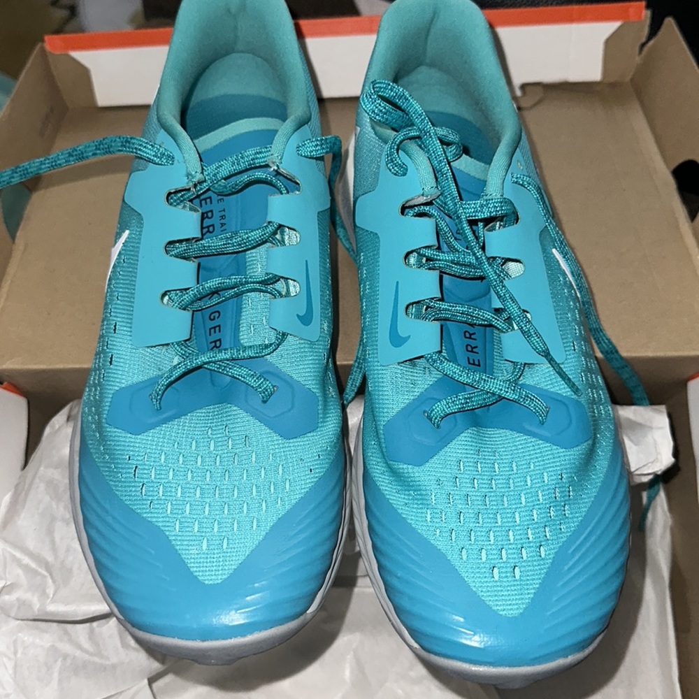 Nike Air Zoom - Terra Kiger 5 - SIZE 9